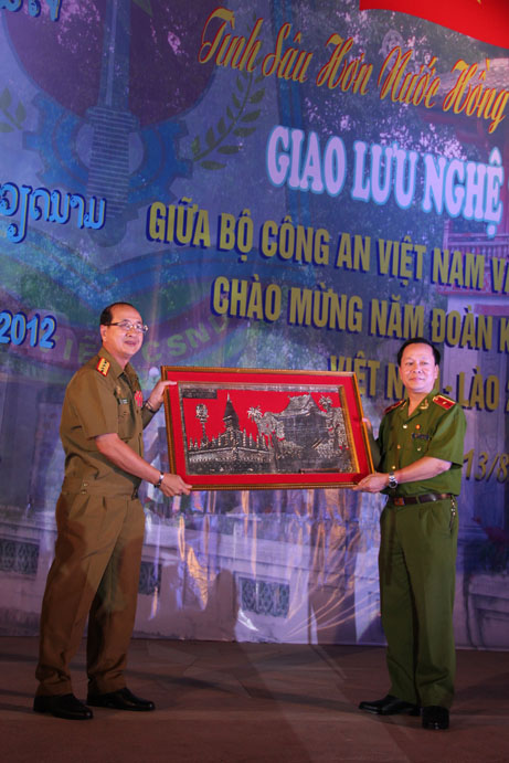 Hình ảnh đêm giao lưu nghệ thuật giữa Bộ Công an Việt Nam và Bộ An ninh Lào chào mừng năm đoàn kết hữu nghị Việt Nam - Lào 2012